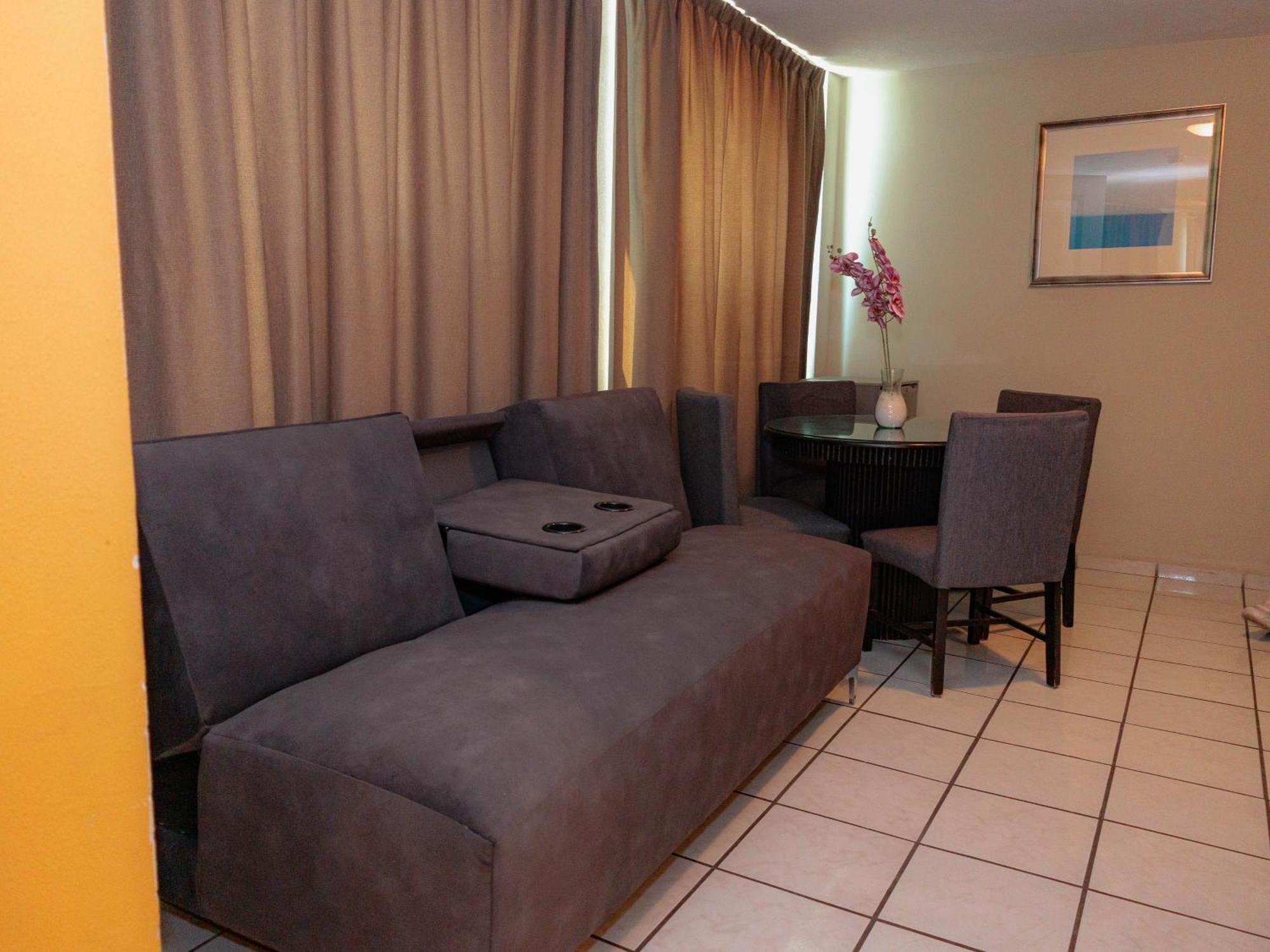 Howard Johnson Avenida Hotel