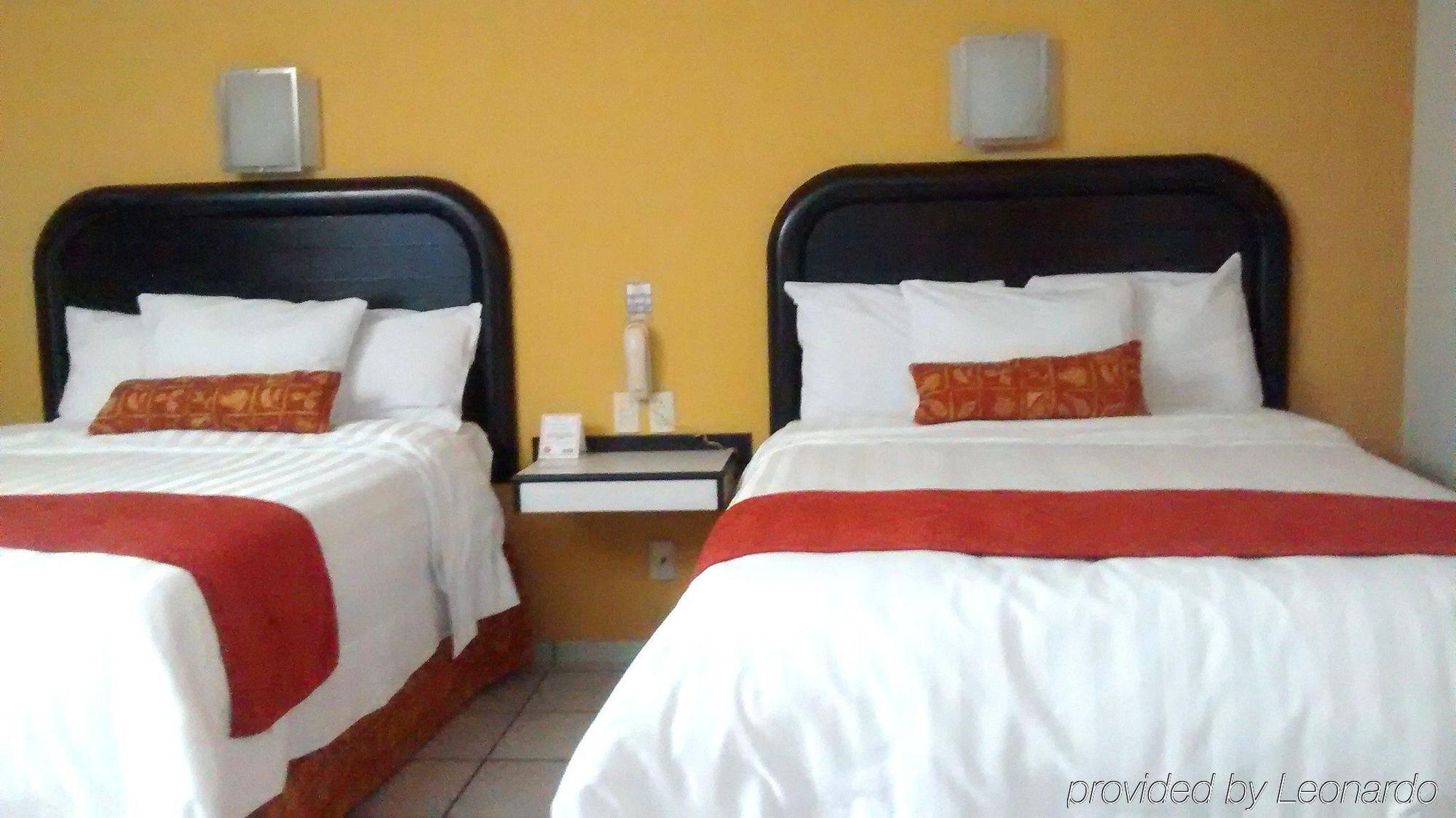 Hotel Howard Johnson Avenida León
