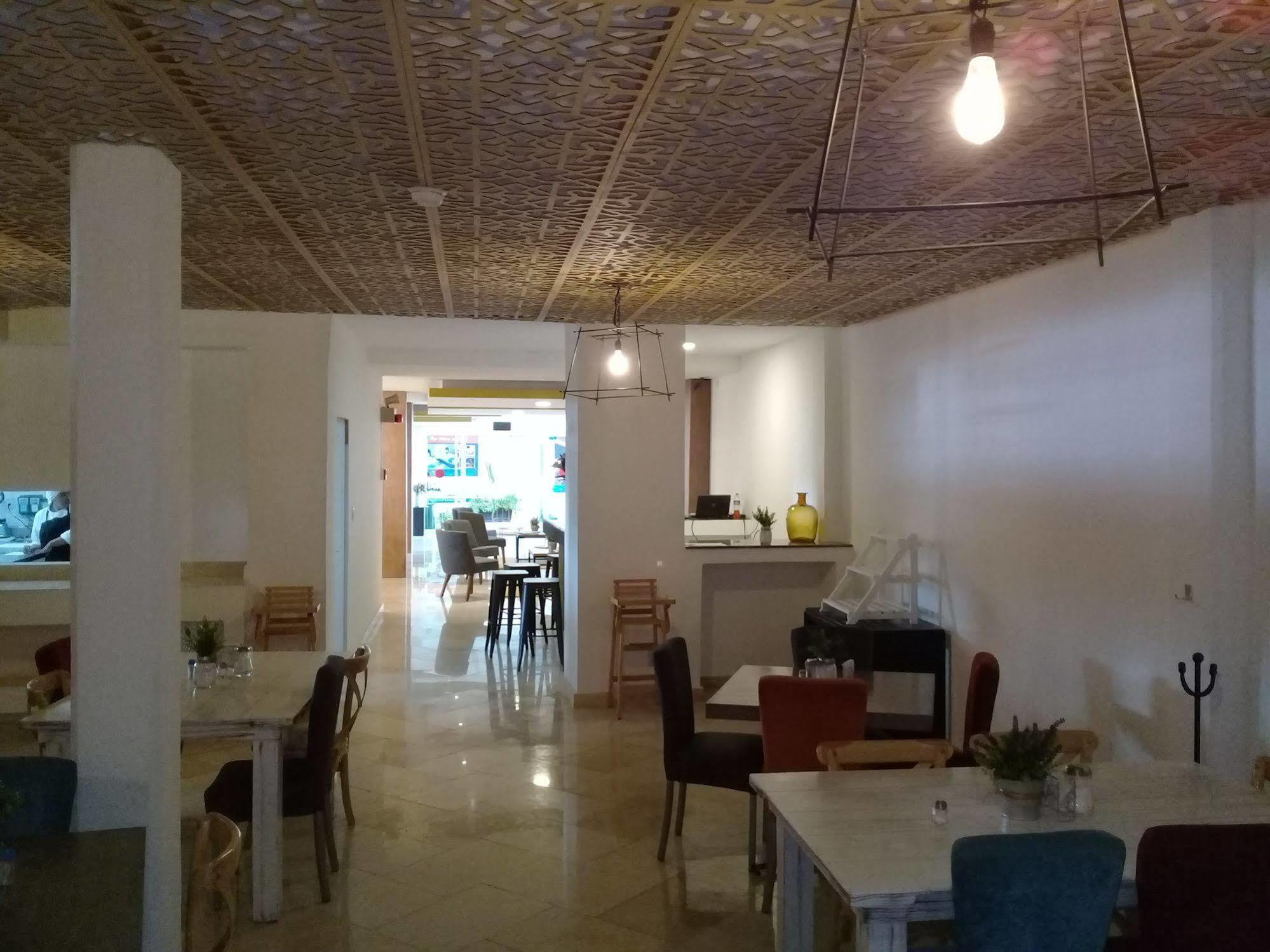 Hotel Howard Johnson Avenida León